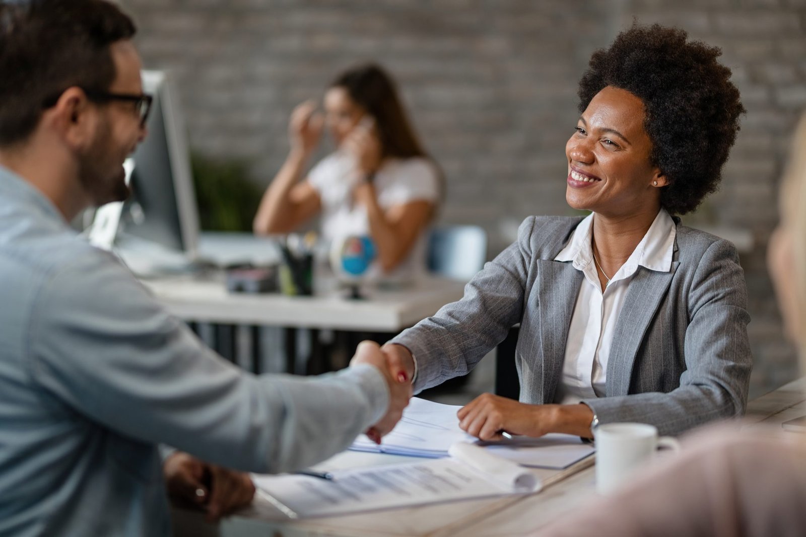 Une poignée de main scelle un accord dans un bureau